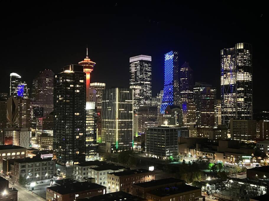 Luxury Stampede/sky View, Free Parking, Gym *