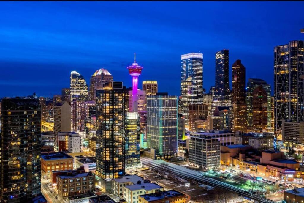 Luxury Stampede/sky View, Free Parking, Gym *